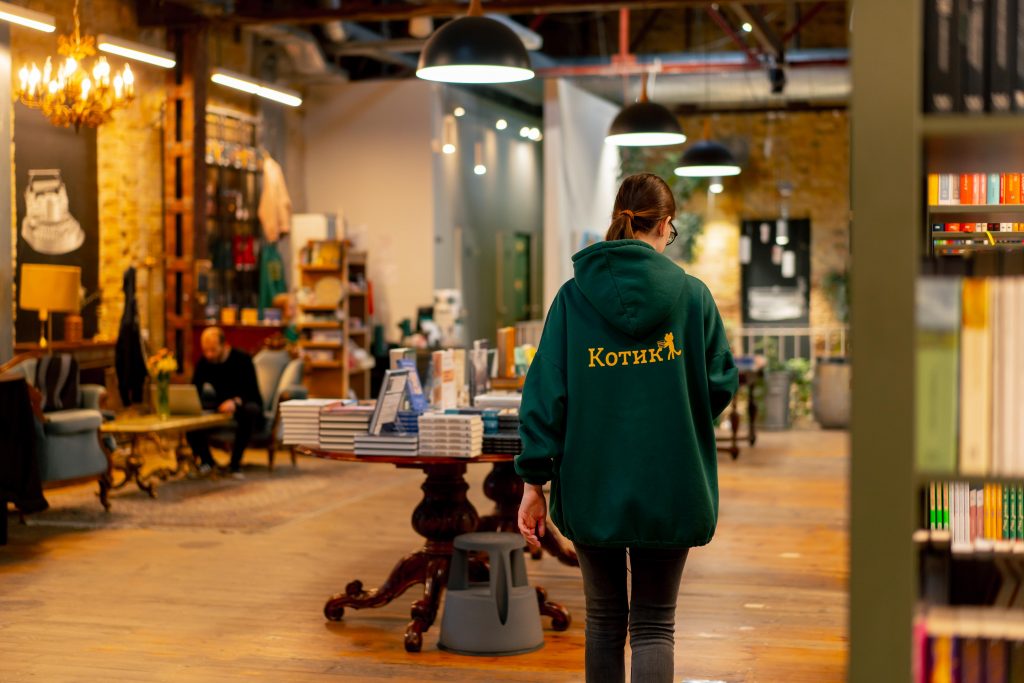 Співробітниця в книгарні Readeat
