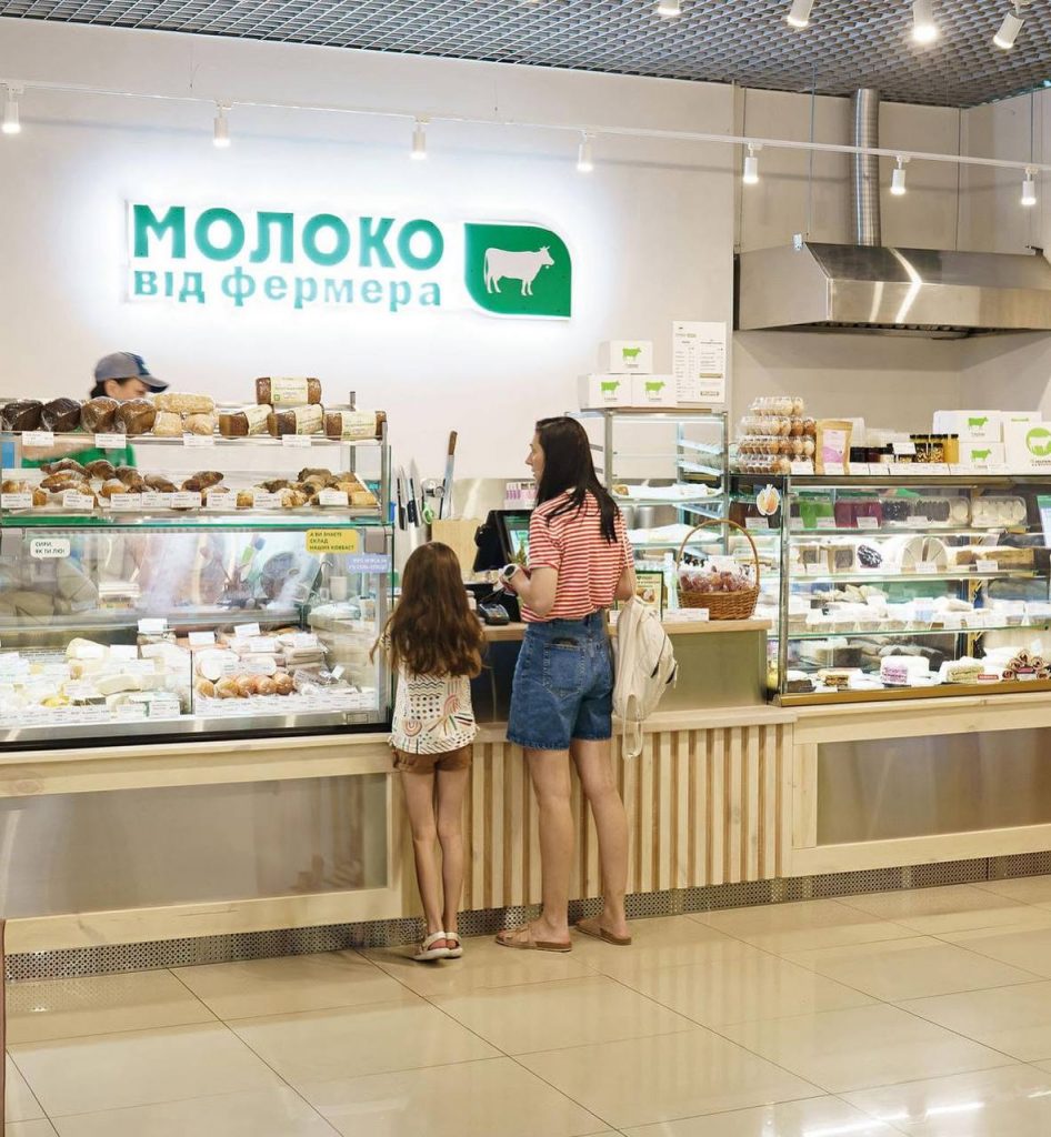 Відвідувачі в закладі «Молоко від фермера»