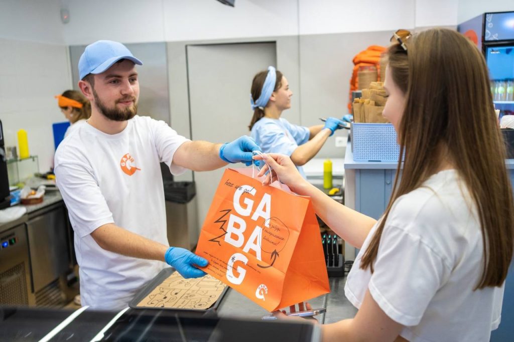 Всередині закладу Gabar