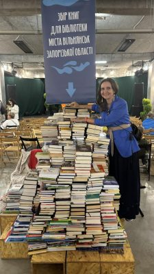 1130 книг для бібліотеки, що знаходиться у прифронтовій зоні Запорізької області, зібрані на Coffee, Books & Vintage Festival. Фото: Facebook Marjana Savka
