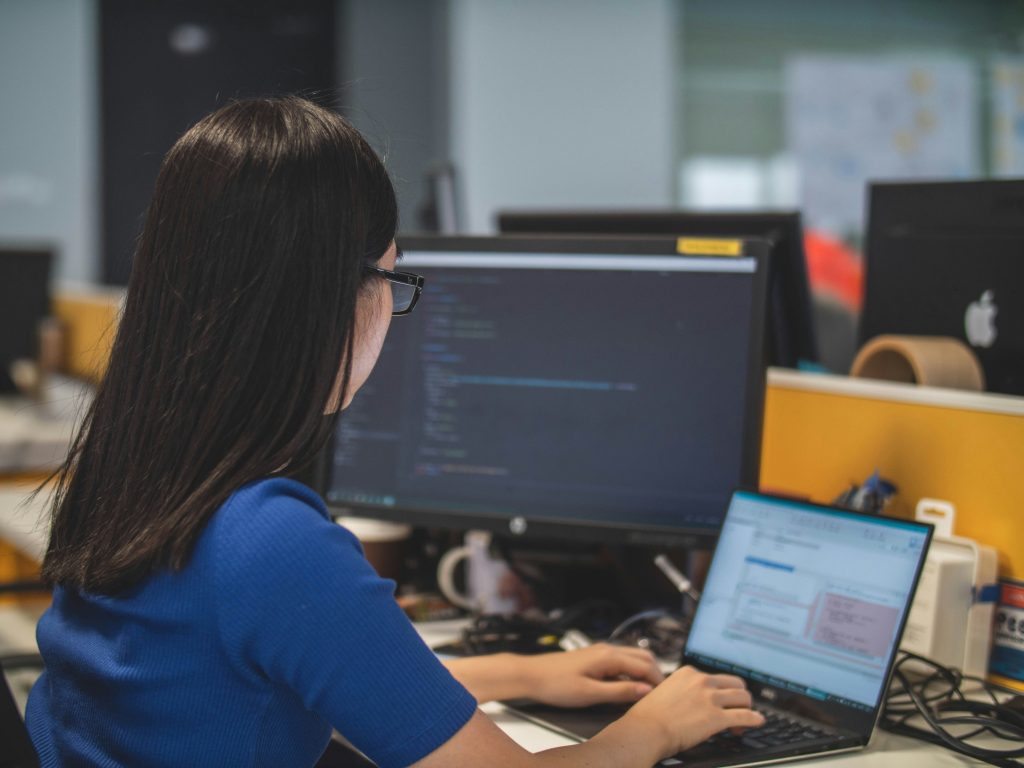 Українці обговорюють ситуацію з роботою в ІТ-сфері.