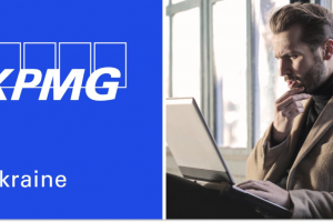 KPMG, чоловік із ноутбуком, колаж