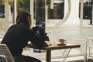 Дівчина дивиться у смартфон