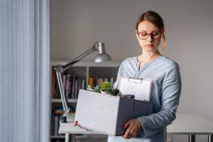 жінка звільнена з роботи