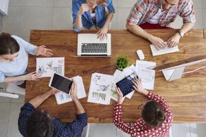 робота в офісі, люди працюють разом
