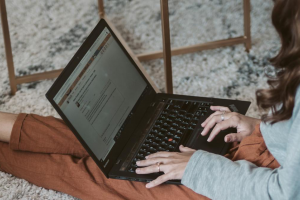 Як обрати найкращий час для для email-розсилки і чому загальні рекомендації не завжди працюють. Фото: Pexels