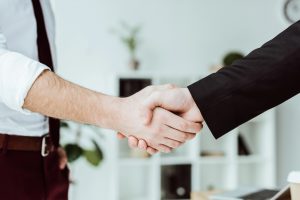 рукостискання в офісі