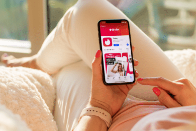 Жінка користується застосунком Tinder