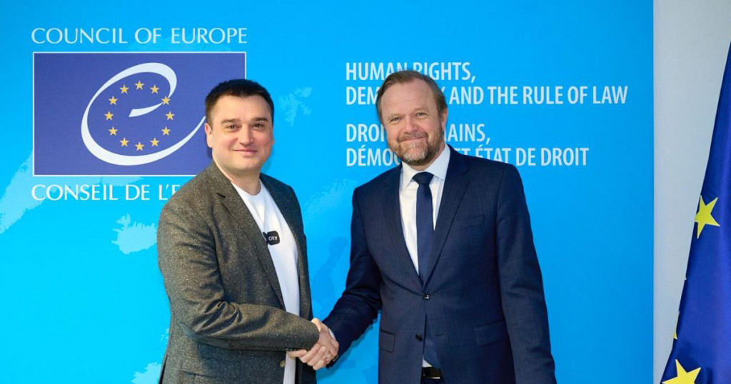 Підписантами конвенції про ШІ та права людини виступили заступник очільника Мінцифри Олександр Борняков та заступник Генерального секретаря Ради Європи Бьорн Берге. Фото: Telegram / Мінцифра