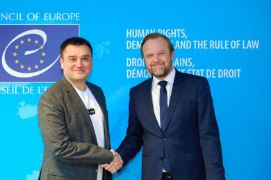 Підписантами конвенції про ШІ та права людини виступили заступник очільника Мінцифри Олександр Борняков та заступник Генерального секретаря Ради Європи Бьорн Берге. Фото: Telegram / Мінцифра