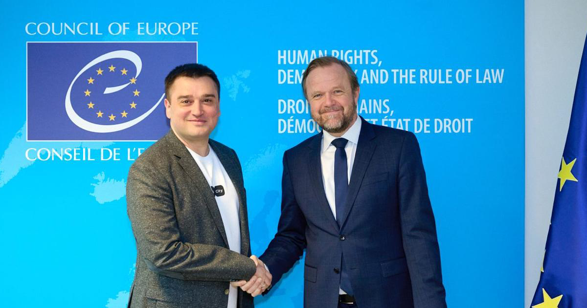 Підписантами конвенції про ШІ та права людини виступили заступник очільника Мінцифри Олександр Борняков та заступник Генерального секретаря Ради Європи Бьорн Берге. Фото: Telegram / Мінцифра