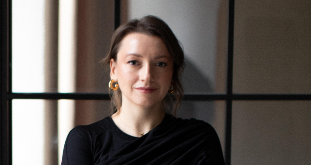 «Вона не чекала інструкцій – вона забирала з мене речі, які не мали бути на мені». Фото: Юлія Сименович