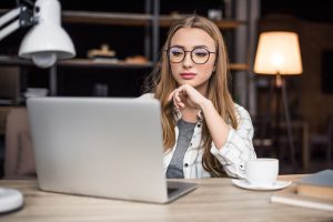дівчина працює за ноутбуком