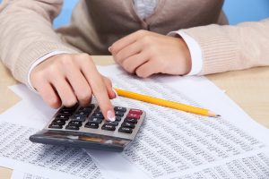 Чому банк може цікавитися вашим податковим резидентством і як діяти в такому випадку. Фото: Depositphotos