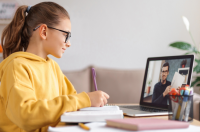 Чи можуть репетитори, що працюють на платформі Preply, отримувати доходи від неї як ФОПи – пояснює Олександр Зарайський. Фото: Depositphotos
