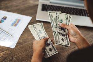 рахує гроші на роботі