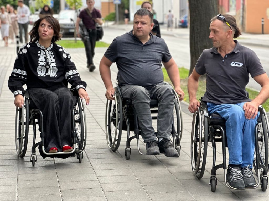 У Рівному відкрили Inclusivity Route. Це 1,5 км безбар’єрного простору, який з’єднав ключові локації міста: ЦНАП, бізнес-коворкінг для ветеранів, ТРЦ та центральну вулицю Симона Петлюри. Фото: Inclusivity Route