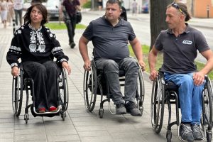 У Рівному відкрили Inclusivity Route. Це 1,5 км безбар’єрного простору, який з’єднав ключові локації міста: ЦНАП, бізнес-коворкінг для ветеранів, ТРЦ та центральну вулицю Симона Петлюри. Фото: Inclusivity Route