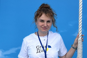 «За понад три роки ми з колегами провели вже майже 9 тисяч безоплатних консультацій. І кожна з них для мене не про те, щоб “закрити вакансію”». Фото: Альона Підлужна-Ткач