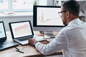 Віталій Лаптенок поділився думкою про те, куди вкласти перші $10-20 тис. Фото: Depositphotos