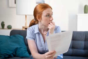 На що варто звернути увагу перш ніж погодитись на перепідписання договору на обслуговування з банком. Фото: Depositphotos