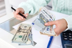 Тарас Лєсовий поділився прогнозом щодо курсу валют з 8 до 14 вересня. Фото: Depositphotos
