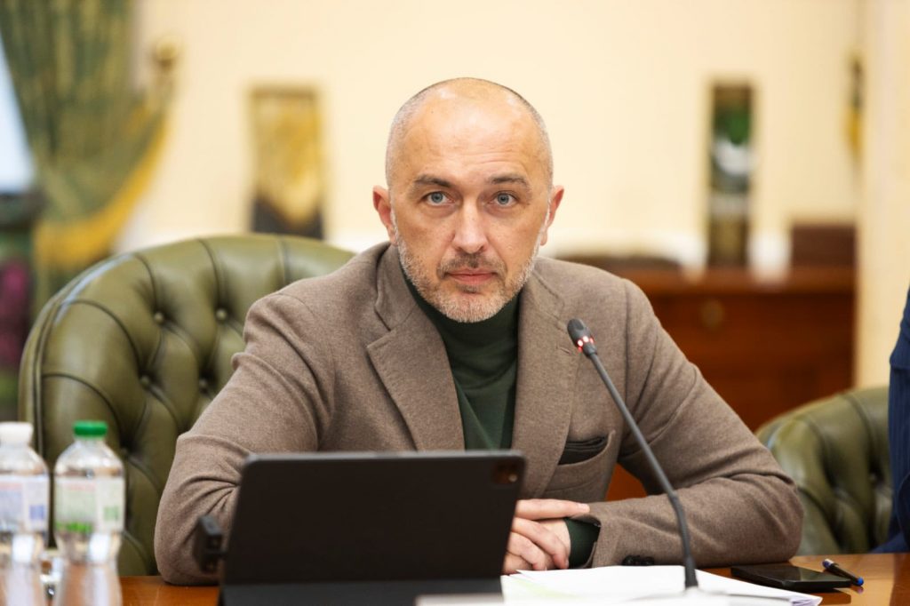 Андрій Пишний розповів, коли почнуть карбуватимуть шаги, як відбуватиметься перехід на нову розмінну монету та що зміниться для українців. Фото: Facebook / Андрій Пишний