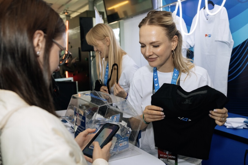 Команда SharksCode з переможцем розіграшу iPhone