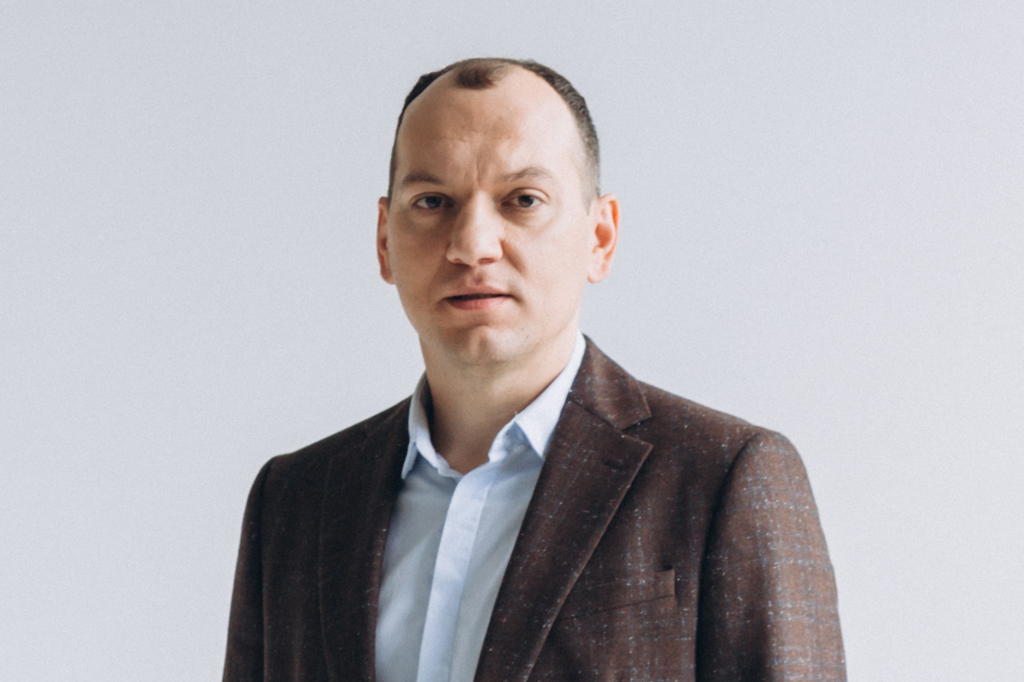 Любомир Остапів розповів про перехід з корпоративного світу до роботи у сфері персональних фінансів, соціальні проєкти, варті уваги активи та власні інвестиції. Фото: Любомир Остапів