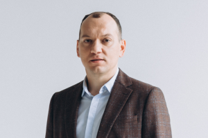 Любомир Остапів розповів про перехід з корпоративного світу до роботи у сфері персональних фінансів, соціальні проєкти, варті уваги активи та власні інвестиції. Фото: Любомир Остапів