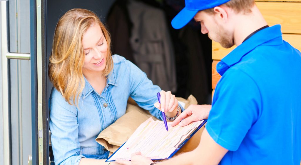 Чи доцільно запроваджувати податки на непріоритетний імпорт, як-от закордонні посилки вартістю до 150 євро – НБУ. Фото: Depositphotos