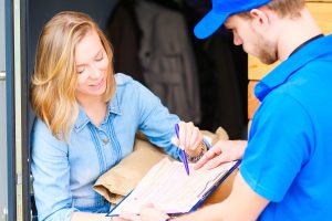 Чи доцільно запроваджувати податки на непріоритетний імпорт, як-от закордонні посилки вартістю до 150 євро – НБУ. Фото: Depositphotos