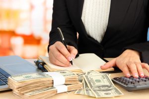 Які 7 кроків допоможуть навчитися керувати грошима і досягти фінансової свободи. Фото: Depositphotos