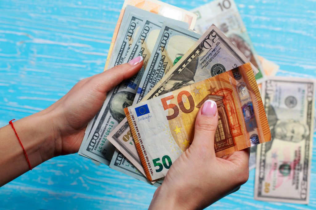 Прогноз курсу валют до кінця 2025 року та поради щодо заощаджень. Фото: Depositphotos