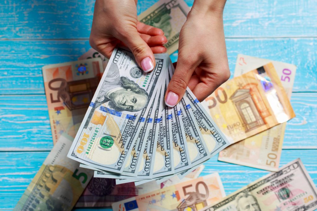 Яким буде курс долара і євро з 5 до 11 січня – прогноз банкіра. Фото: Depositphotos