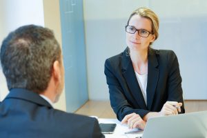 Карʼєрна консультантка Альона Федько розповіла, чому компаніям варто наймати спеціалістів 50+. Фото: Depositphotos