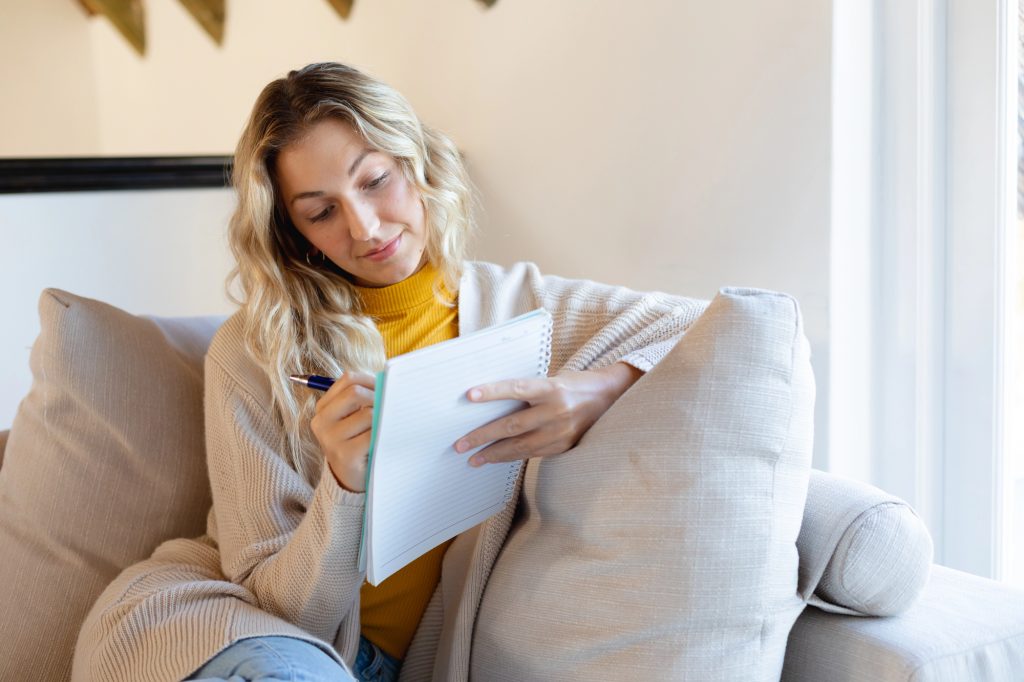 жінка записує у блокнот