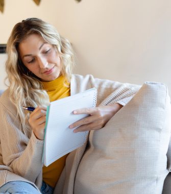 жінка записує у блокнот