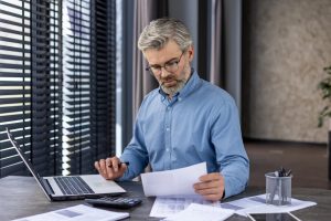 Податковий консультант прокоментував запровадження ПДВ для ФОПів у 2027-му та звернув увагу на два нюанси. Фото: Depositphotos