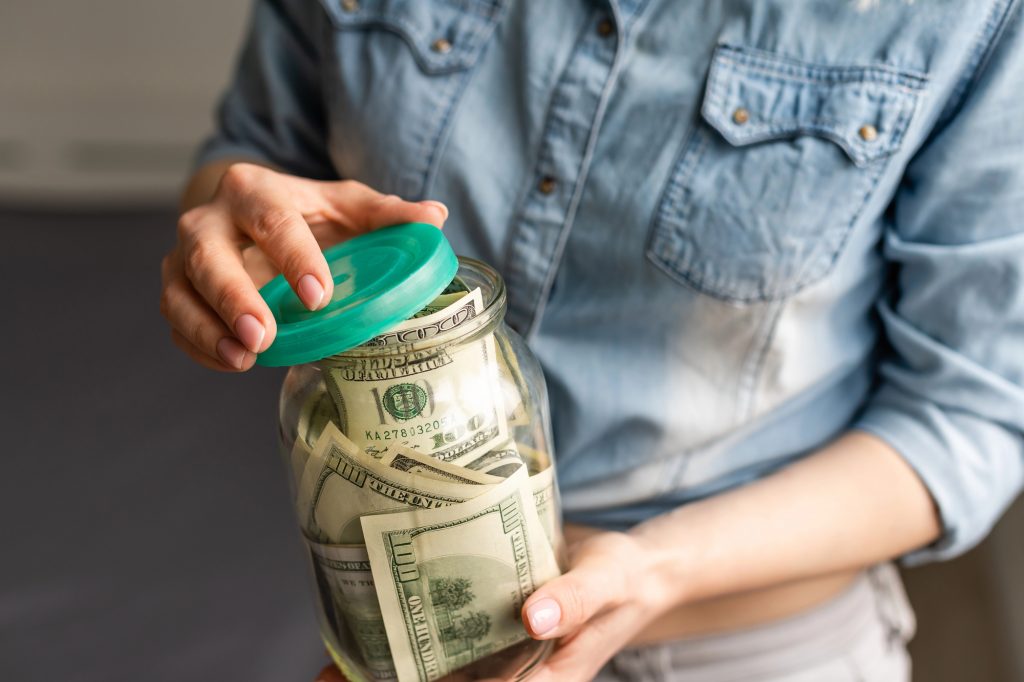 Чи прийме банк готівку, якщо ви вирішите покласти такі заощадження на рахунок. Фото: Depositphotos