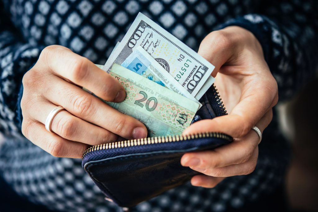 Що буде з курсом валют та в чому українцям зберігати заощадження. Фото: Depositphotos