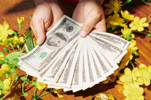 Долари в руках людини
