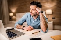 В Україні розглядають впровадження додаткових інструментів контролю за працівниками – що відомо і який це може мати вигляд. Фото: Depositphotos