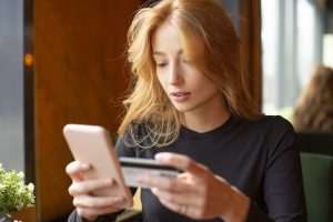 Жінка користується мобільним банкінгом