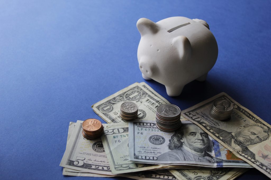 Копилка, банкноти, монети