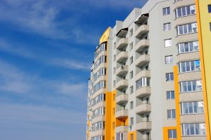 багатоповерхівка на фоні неба