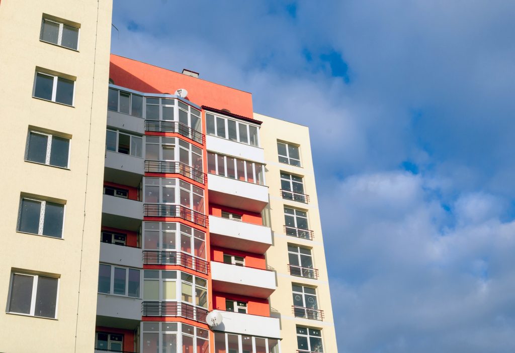 багатоповерхівка на фоні неба
