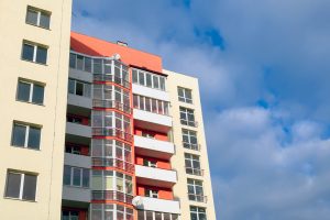 багатоповерхівка на фоні неба