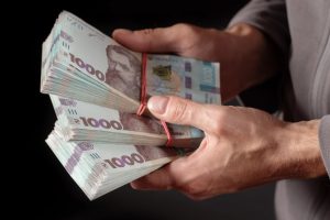 чоловік тримає гроші