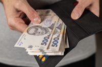 гроші, купюри по 500 грн в гаманці